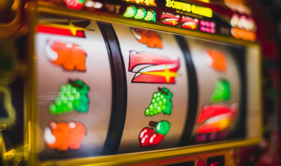 What to Play (and What to Avoid) in a Vegas Casino